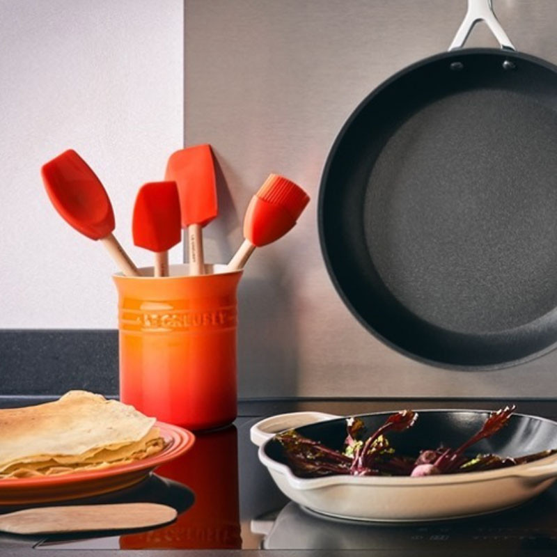 Bote cerámica de gres + 4 espátulas Le Creuset ¡con un gran precio!
